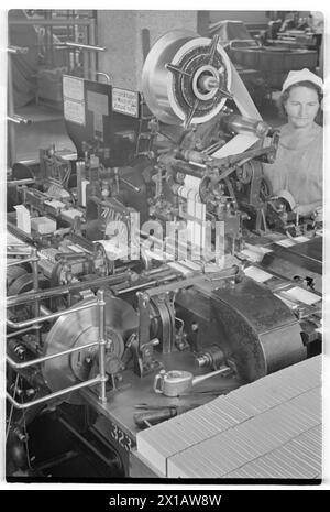 Autriche usine de tabac, usine de pierre : femme à une machine de production, 01.07.1941 - 19410701 PD0560 - Rechteinfo : droits gérés (RM) Banque D'Images