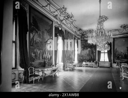 Vienne 1, Hofburg Palace, Amalienburg, piano nobile, salle à manger dans l'Alexander-Appartement (salle 208), équipée de tapestrys bruxellois du 18ème, vue inclinée vers l'ouest vers la façade de la fenêtre, 1943 - 19430101 PD2255 - Rechteinfo : Rights Managed (RM) Banque D'Images