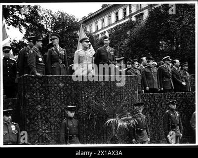 Fête de bienvenue des généraux alliés à Schwarzenbergplatz, les quatre généraux alliés (USA, Grande-Bretagne, France, Union soviétique), 23.08.1945 - 19450823 PD0017 - Rechteinfo : droits gérés (RM) Banque D'Images