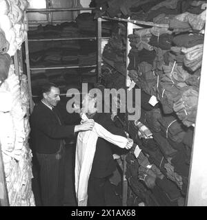 Action corrective américaine, don de vêtements à travers la croix rouge. Stockroom, 20.12.1945 - 19451220 PD0004 - Rechteinfo : droits gérés (RM) Banque D'Images