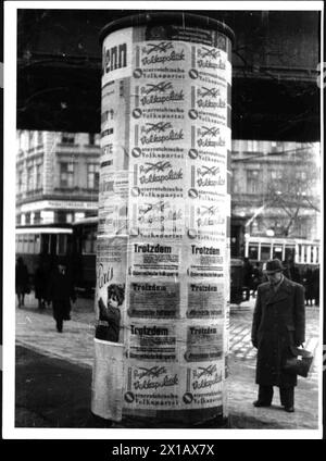 Pilier publicitaire à Vienne, un homme lisant l'annonce, tram, 1946 - 19460101 PD1794 - Rechteinfo : Rights Managed (RM) Banque D'Images