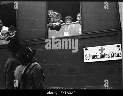 Les enfants autrichiens voyagent en Suisse, action de secours de la Croix-Rouge suisse pour les enfants après la 2ème guerre mondiale, 4.3.1946 - 19460304 PD0003 - Rechteinfo : Rights Managed (RM) Banque D'Images