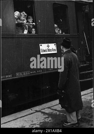 Les enfants autrichiens voyagent en Suisse, action de secours la Croix rouge suisse pour les enfants après la 2ème guerre mondiale, 4.3.1946 - 19460304 PD0013 - Rechteinfo : Rights Managed (RM) Banque D'Images