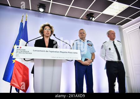 La vice-ministre française des territoires d’outre-mer Marie Guevenoux (à gauche) s’exprime aux côtés du directeur général de la Gendarmerie nationale Christian Rodriguez (2R) et du directeur général de la police nationale Frédéric veau lors d’une conférence de presse sur la lutte contre l’immigration clandestine et la délinquance à Mayotte au ministère français de la France intérieure et outre-mer, à Paris le 16 avril 2024. Photo Firas Abdullah/ABACAPRESS.COM Banque D'Images
