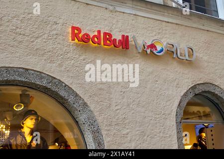 Red Bull World, Getreidegasse, Salzbourg, Autriche. Banque D'Images