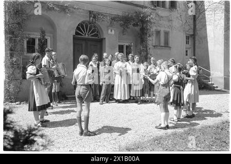 La Trapp-Familie a visité Salzbourg, chaîne de montagnes en costume traditionnel à la production de musique, 1952 - 19520101 PD2135 - Rechteinfo : droits gérés (RM) Banque D'Images