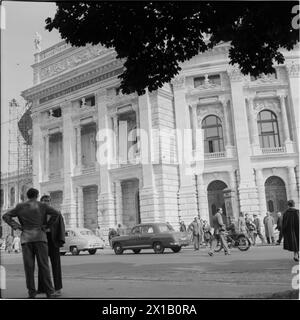 Burgtheater en face de l'extérieur de réouverture, les gens., Burgtheater en face de l'extérieur de réouverture, les gens en face du théâtre / théâtre. Réouverture du Burgtheater, 1955 - 19550101 PD4888 - Rechteinfo : droits gérés (RM) Banque D'Images