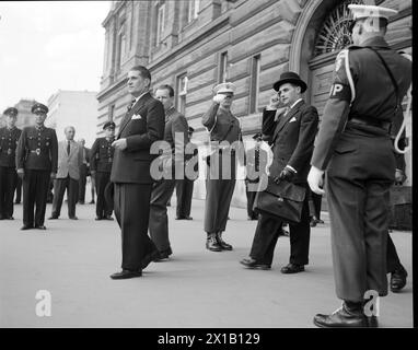 Conférence des ambassadeurs à travers l'Autriche, conférence des ambassadeurs à travers le traité autrichien dans la maison de l'industrie à Schwarzenbergplatz. Mission française abandonnant da House, 03.05.1955 - 19550503 PD0005 - Rechteinfo : droits gérés (RM) Banque D'Images