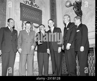 Conférence des ambassadeurs à travers l'Autriche, conférence des ambassadeurs à travers le traité autrichien dans la maison de l'industrie à Schwarzenbergplatz. Devant la salle debout : Bruno Kreisky, Leopold Figl, à gauche E. Thompson, Sir G. Wallinger et autres, 03.05.1955 - 19550503 PD0009 - Rechteinfo : droits gérés (RM) Banque D'Images