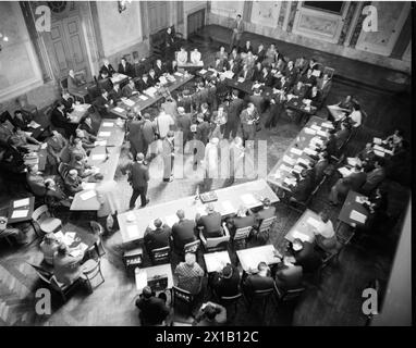 Conférence des ambassadeurs à travers l'Autriche, conférence des ambassadeurs à travers le traité autrichien dans la maison de l'industrie à Schwarzenbergplatz (Schwarzenberg Square), salle du personnel devant la session début : photographe devant le délégué, 03.05.1955 - 19550503 PD0012 - Rechteinfo : Rights Managed (RM) Banque D'Images