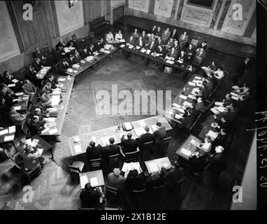 Conférence des ambassadeurs à travers l'Autriche, conférence des ambassadeurs à travers le traité autrichien dans la maison de l'industrie à Schwarzenbergplatz. Délégué de la congrégation dans la salle du personnel, 03.05.1955 - 19550503 PD0010 - Rechteinfo : droits gérés (RM) Banque D'Images