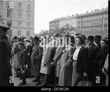 Conférence des ambassadeurs à travers l'Autriche, conférence des ambassadeurs à travers le traité autrichien dans la maison de l'industrie à Schwarzenbergplatz. spectateur devant la maison, 03.05.1955 - 19550503 PD0017 - Rechteinfo : droits gérés (RM) Banque D'Images