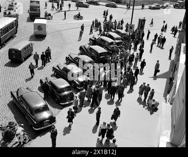 Conférence des ambassadeurs à travers l'Autriche, Conférence des ambassadeurs à travers le traité autrichien dans la maison de l'industrie à Schwarzenbergplatz (place Schwarzenberg), voitures du délégué, 03.05.1955 - 19550503 PD0011 - Rechteinfo : droits gérés (RM) Banque D'Images