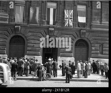 Conférence des ambassadeurs à travers l'Autriche, conférence des ambassadeurs à travers le traité autrichien dans la maison de l'industrie à Schwarzenbergplatz. spectateur et photographe devant l'entrée, 03.05.1955 - 19550503 PD0013 - Rechteinfo : droits gérés (RM) Banque D'Images