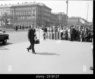 Conférence des ambassadeurs à travers l'Autriche, conférence des ambassadeurs à travers le traité autrichien dans la maison de l'industrie à Schwarzenbergplatz. Leopold Figl betaking in House, 02.05.1955 - 19550502 PD0007 - Rechteinfo : Rights Managed (RM) Banque D'Images