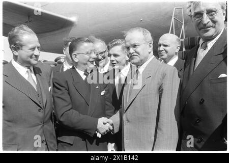 Traité, arrivée du ministre soviétique des Affaires étrangères Molotov à l'aéroport soviétique de Voeslau, de gauche à droite : secrétaire permanent Kreisky, ministre des Affaires étrangères Figl, ministre des Affaires étrangères Molotov et ambassadeur Bischoff., 14.05.1955 - 19550514 PD0023 - Rechteinfo : droits gérés (RM) Banque D'Images