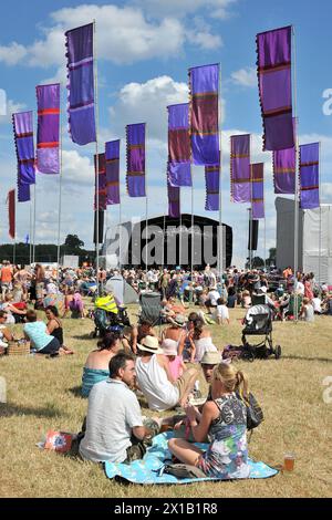 Les gens apprécient le soleil pendant le festival WOMAD 2013, qui se tient à Charlton Park, Wiltshire. Banque D'Images