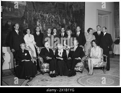 Famille des comtes Liechtenstein, image de groupe. Le comte Franz Joseph à droite sur le banc., 1958 - 19580101 PD6167 - Rechteinfo : droits gérés (RM) Banque D'Images