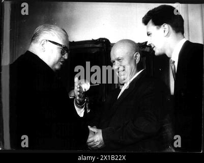 Bruno Pittermann et Nikita Khrouchtchev, lors de sa visite d'Etat, rencontrent le premier ministre de l'URSS avec le vice-chancelier Bruno Pittermann., 1960 - 19600101 PD4523 - Rechteinfo : Rights Managed (RM) Banque D'Images