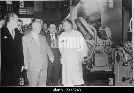 Nikita Khrouchtchev lors d'une visite d'Etat en Autriche, le secrétaire au commerce Fritz Bock et le premier ministre soviétique Khrouchtchev lors de la visite d'une usine industrielle dans l'occurence de la visite d'Etat. Replica., 01.07.1960 - 19600701 PD0117 - Rechteinfo : droits gérés (RM) Banque D'Images