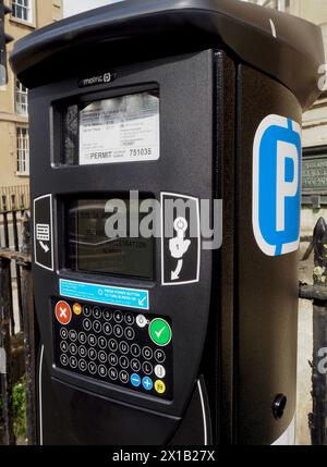 Parcmètre à pièces ou à cartes MiPERMIT avec clavier et écran LCD dans Old King Street, centre-ville de Bath, Somerset Banque D'Images