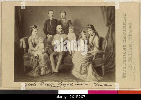 Franz Joseph I, empereur d'Autriche avec famille, image de famille: Franz Joseph et Elisabeth avec ses enfants le prince héritier Rudolf (debout, de gauche), Marie Valérie (avec Elisabeth) et l'archiduchesse Gisela avec son épouse Léopold, Prince de Bavière, et dont les enfants Auguste et Elisabeth, reproduction photo basée sur un tableau de George Deck (vers 1877), 1877, - 18770101 PD1146 - Rechteinfo: droits gérés (DG) Banque D'Images