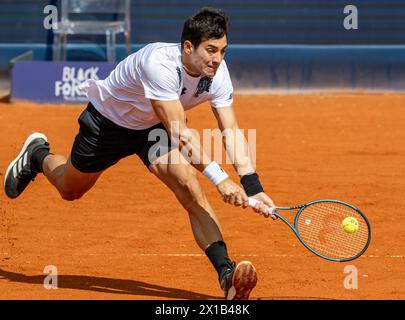 Munich, Allemagne. 16 avril 2024. Tennis : ATP Tour - Munich, célibataires, hommes, 1er tour, Garin (Chili) - koepfer (Allemagne). Cristian Garin en action. Crédit : Peter Kneffel/dpa/Alamy Live News Banque D'Images