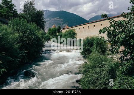 Paysage avec rivière dans la ville de Glurns dans le Tyrol du Sud Banque D'Images