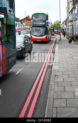 Brighton Royaume-Uni 16 avril 2024 - Lewes Road à Brighton qui est l'une des routes de la ville où la route rouge ne s'arrête pas à tout moment les règles ont été introduites par Brighton & Hove City Council for Motorists . Des doubles lignes rouges ont été marquées le long des rues pour lutter contre le stationnement anti-social mais certaines entreprises sont mécontents des restrictions : Credit Simon Dack / Alamy Live News Banque D'Images