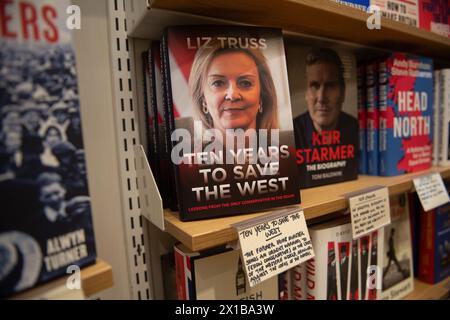 Londres, Royaume-Uni. 16 avril 2024. Une vue d'ensemble du livre de l'ancien premier ministre Liz Truss "dix ans pour sauver l'Ouest" dans une succursale de Waterstones qui est publié aujourd'hui. Crédit : Justin Ng/Alamy Live News. Banque D'Images