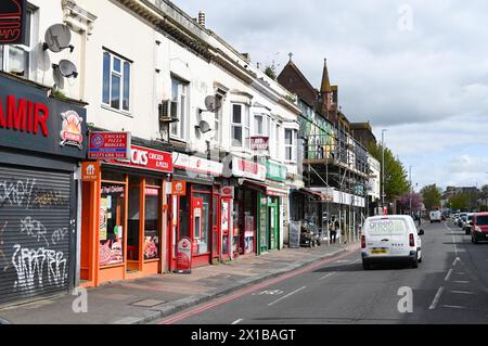 Brighton Royaume-Uni 16 avril 2024 - Lewes Road à Brighton qui est l'une des routes de la ville où la route rouge ne s'arrête pas à tout moment les règles ont été introduites par Brighton & Hove City Council for Motorists . Des doubles lignes rouges ont été marquées le long des rues pour lutter contre le stationnement anti-social mais certaines entreprises sont mécontents des restrictions : Credit Simon Dack / Alamy Live News Banque D'Images