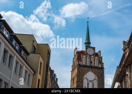 La porte Kröpelin d'environ 1270 à la fin de Kröpeliner Strasse dans la vieille ville historique de Rostock, Mecklembourg-Poméranie occidentale, Allemagne. Banque D'Images