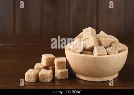 Faire revenir les cubes de sucre sur une table en bois, gros plan Banque D'Images