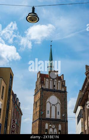 La porte Kröpelin d'environ 1270 à la fin de Kröpeliner Strasse dans la vieille ville historique de Rostock, Mecklembourg-Poméranie occidentale, Allemagne. Banque D'Images