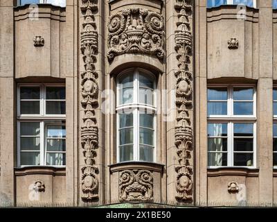 Détail de façade, bâtiment classé à Kröpeliner Strasse dans la vieille ville historique de Rostock, Mecklembourg-Poméranie occidentale, Allemagne. Banque D'Images