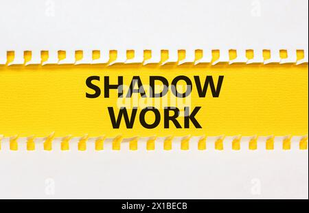 Symbole de psychologie du travail d'ombre. Mots conceptuels Shadow travail sur beau papier jaune. Beau fond de papier blanc. Le concept de travail d'ombre en psychologie. Banque D'Images