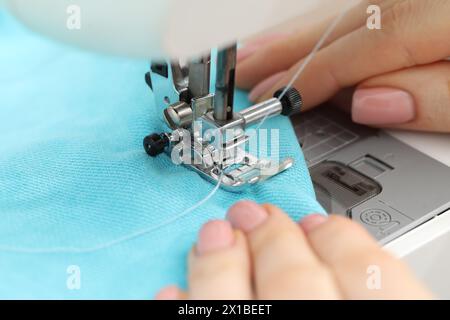 Couturière travaillant avec la machine à coudre, mise au point sélective Banque D'Images