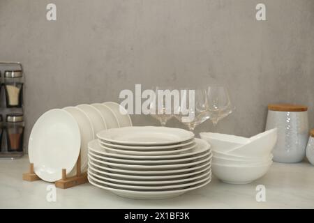 Nettoyez les assiettes, les bols et les verres sur la table en marbre blanc Banque D'Images