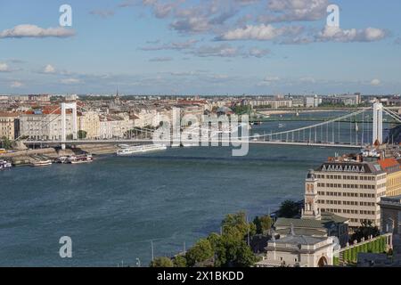 Hongrie, Budapest, le pont Elisabeth est le troisième pont le plus récent de Budapest, et il relie Buda et Pest à travers le Danube. Vue panoramique Banque D'Images