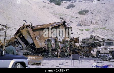 Première Guerre du Golfe : 1er avril 1991 soldats de l'armée américaine sur la "Highway of Death", la route principale de Koweït City à Bassorah. Banque D'Images