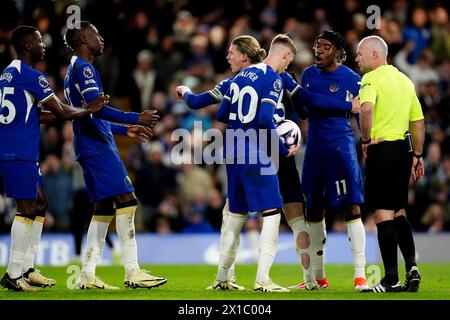 Cole Palmer de Chelsea tient le ballon alors que le joueur de Chelsea discute qui prendra la pénalité lors du match de premier League à Stamford Bridge, Londres. Date de la photo : lundi 15 avril 2024. Banque D'Images