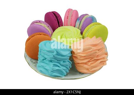 Desserts. Desserts sucrés colorés traditionnels sur une assiette pour les vacances. Macarons, guimauves et zéphyres isolés sur fond blanc. Banque D'Images