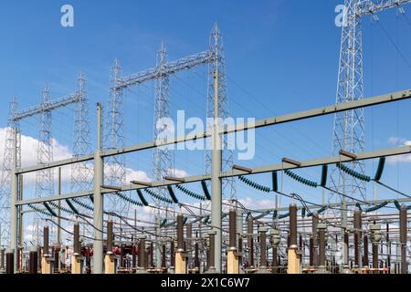 Station de distribution d'électricité néerlandaise avec de grands isolateurs Banque D'Images