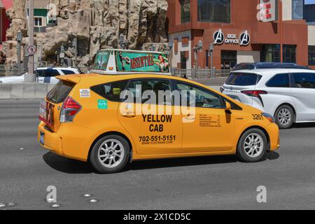 Nevada USA 5 septembre 2021 Un taxi de la compagnie Yellow Cab parcourt Las Vegas Boulevard avec ses panneaux publicitaires colorés Banque D'Images