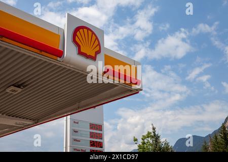 Auvent de station-service Shell et panneau de prix contre un ciel nuageux en Autriche. Banque D'Images