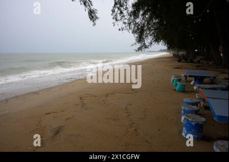 Schlechtes Wetter und hohe Wellen am Strand von Ban Krut Baan Krood - Thaïlande, février 2024 *** mauvais temps et fortes vagues sur la plage de Ban Krut Baan Krood Thaïlande, février 2024 Banque D'Images