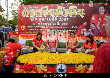 Thailänderinnen bereiten anlässlich des chinesischen neuen Jahres eine riesige portion gebratene Nudeln zu - Hua Hin - Thailand, 9.02.2024 *** les femmes thaïlandaises préparent une énorme portion de nouilles frites pour célébrer le nouvel an chinois Hua Hin Thailand, 9 02 2024 Banque D'Images