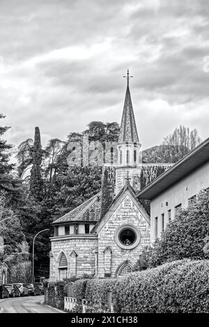 Église à Bellagio „Chiesa di San Giorgio“ sur le lac de Côme dans le nord de l’Italie en Europe en noir et blanc Banque D'Images
