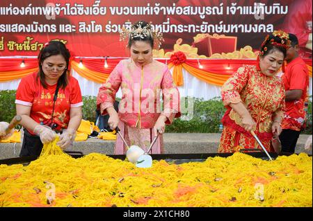 Thailänderinnen bereiten anlässlich des chinesischen neuen Jahres eine riesige portion gebratene Nudeln zu - Hua Hin - Thailand, 9.02.2024 *** les femmes thaïlandaises préparent une énorme portion de nouilles frites pour célébrer le nouvel an chinois Hua Hin Thailand, 9 02 2024 Banque D'Images