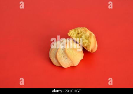Deux biscuits sablés ronds, un mordu. Banque D'Images
